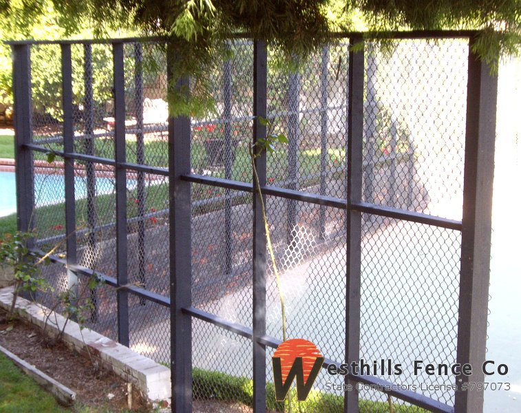 Chain-link tennis court (3)