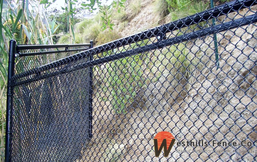 Coyote roller with black chain-link