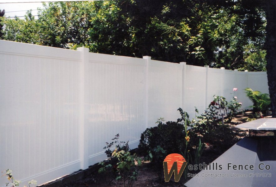 Privacy vinyl fence