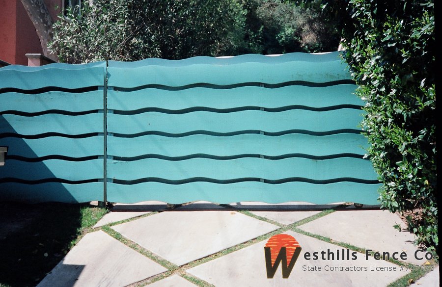 Horizontal 1x12 wave sliding gate