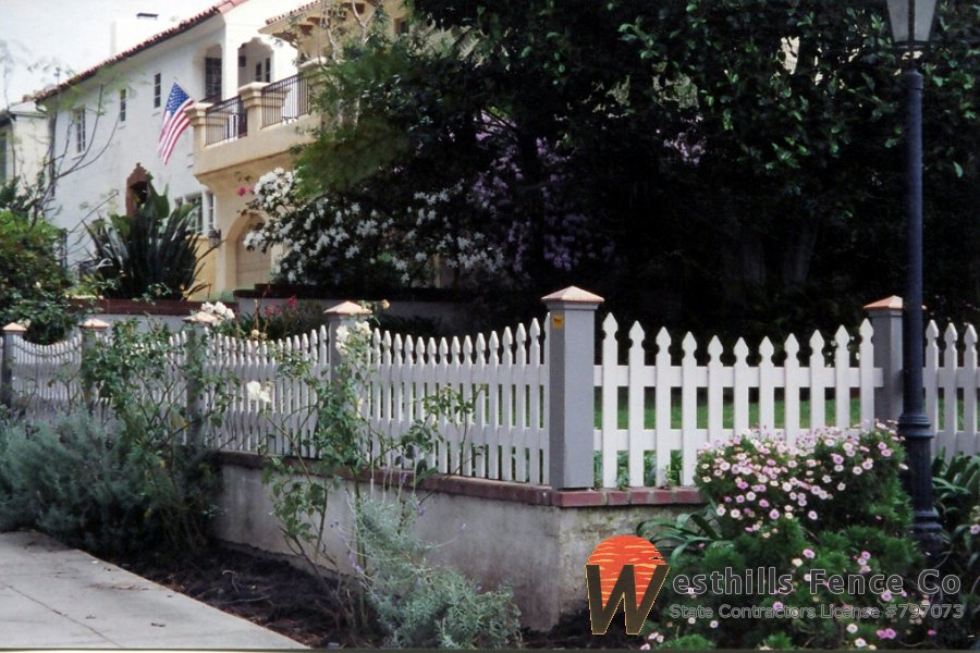 Scoop picket fence
